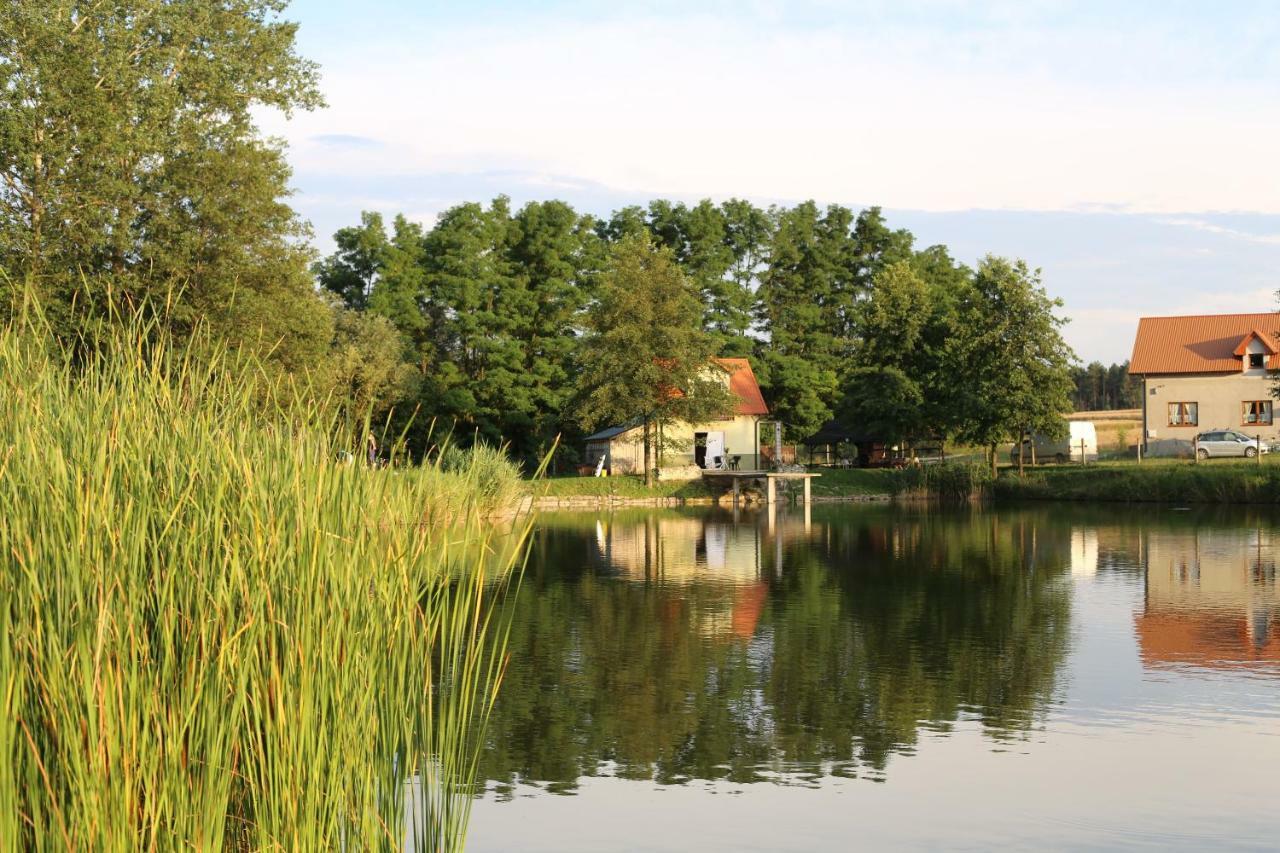 Villa Agrowczasy Nad Stawem à Gartatowice Extérieur photo