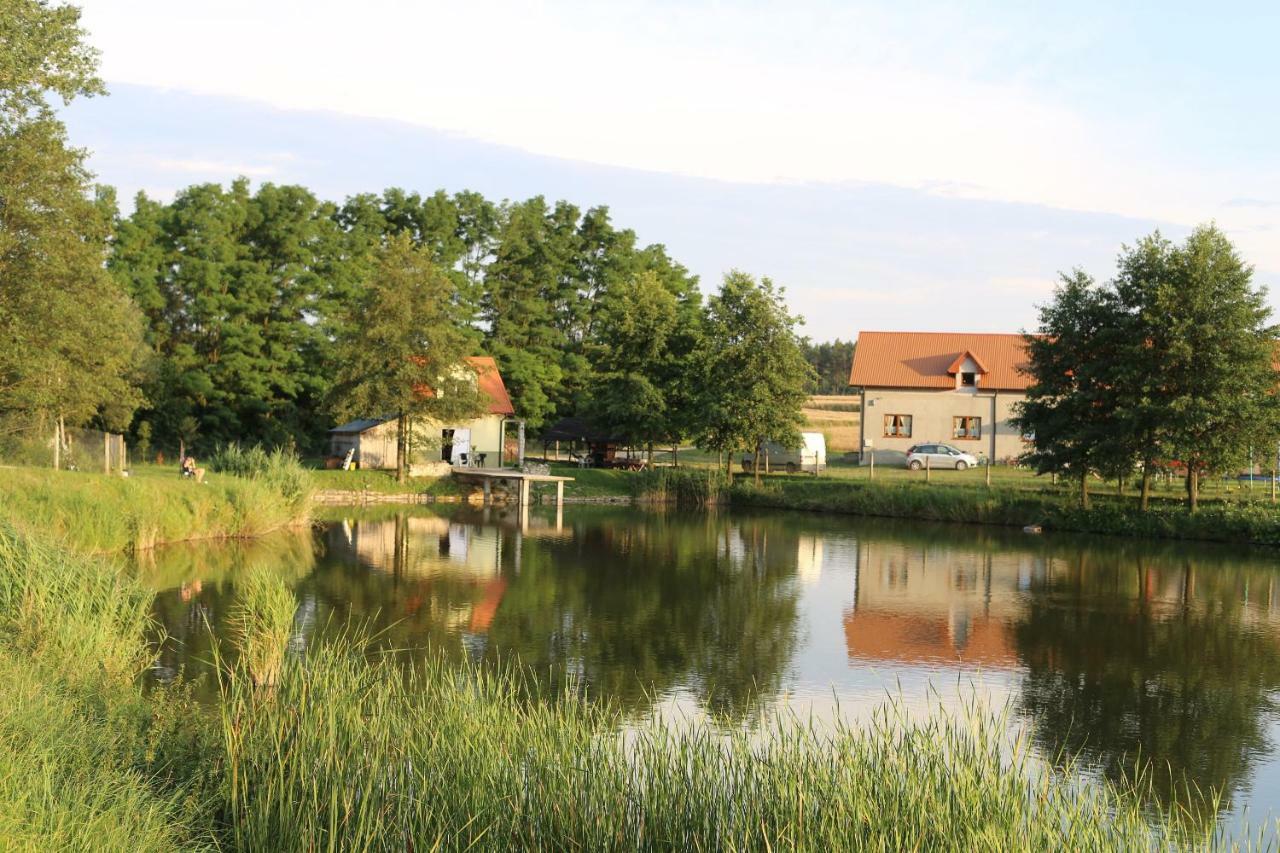 Villa Agrowczasy Nad Stawem à Gartatowice Extérieur photo